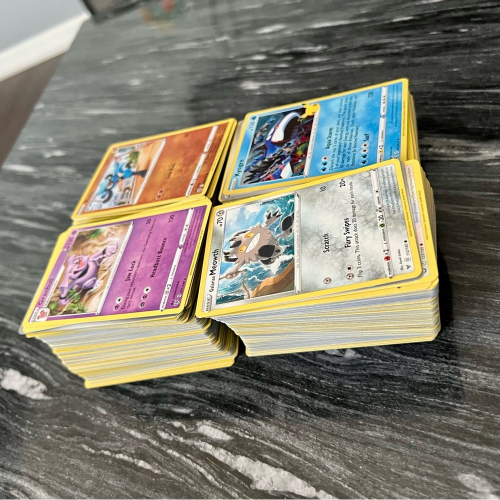 680 Pokemon TCG Card Bundle - Large Variety
